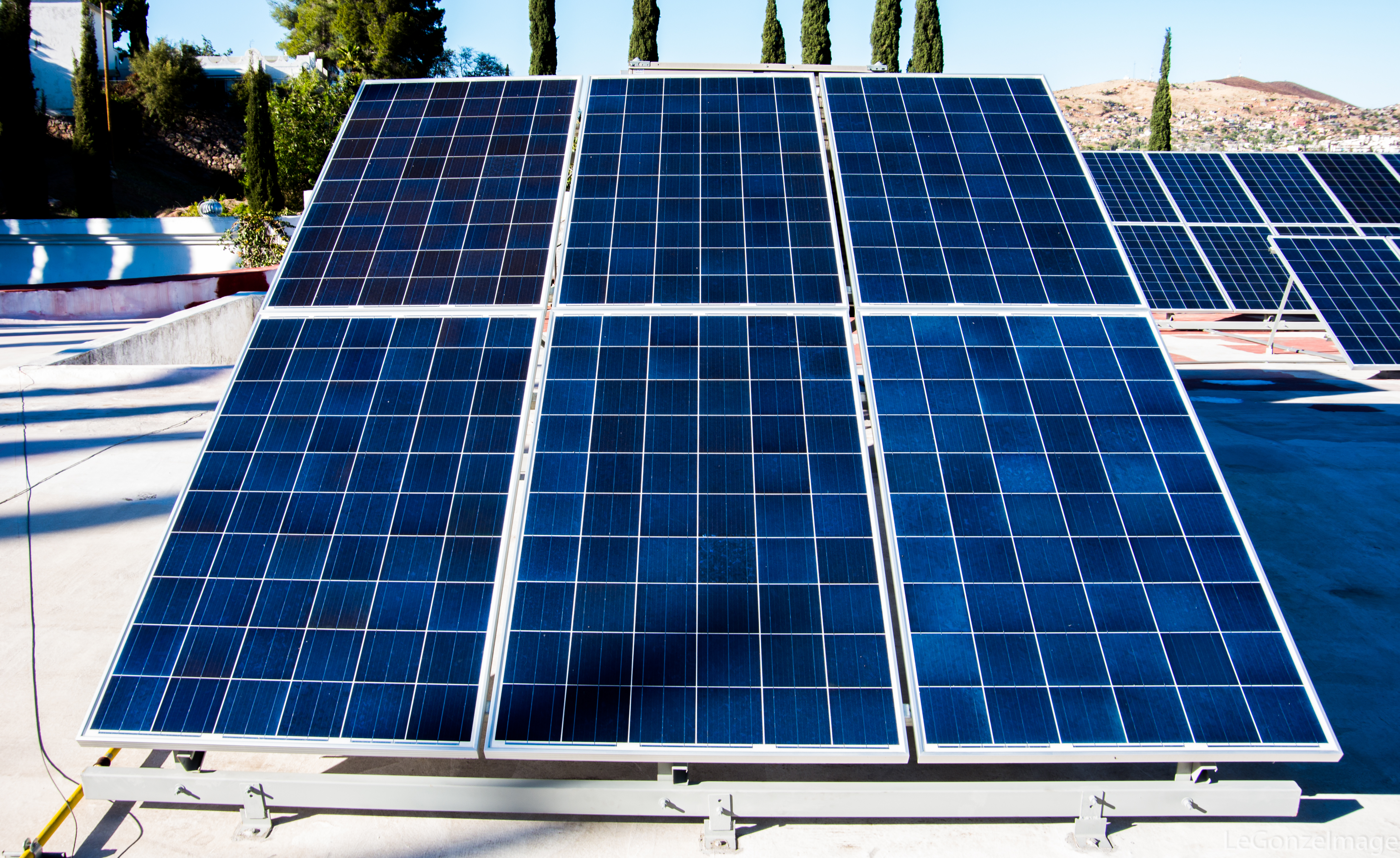 Sistema Fotovoltatico de 18.0 KW para uso comercial con 36 paneles de 250 Watts